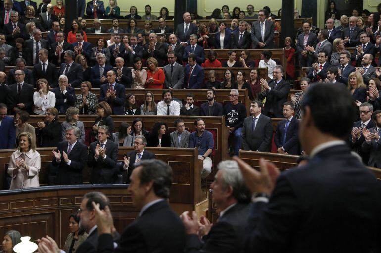 Diputados y senadores aplauden al rey Felipe VI