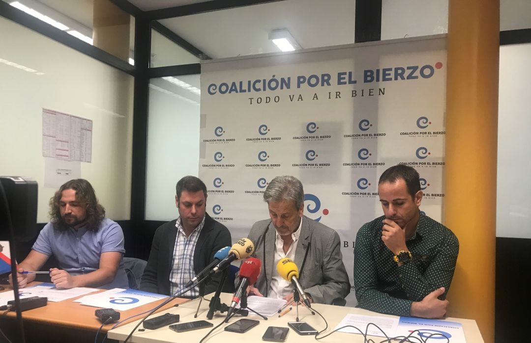 Los representantes de CpB en rueda de prensa