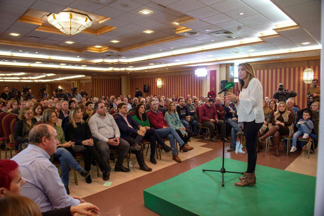 La secretaria general del PSOE-A y presidenta de la Junta y candidata a la reelección, Susana Díaz (d), durante el encuentro con asociaciones hoy en los Salones Morys de Martos, Jaén. EFE José Manuel Pedrosa.