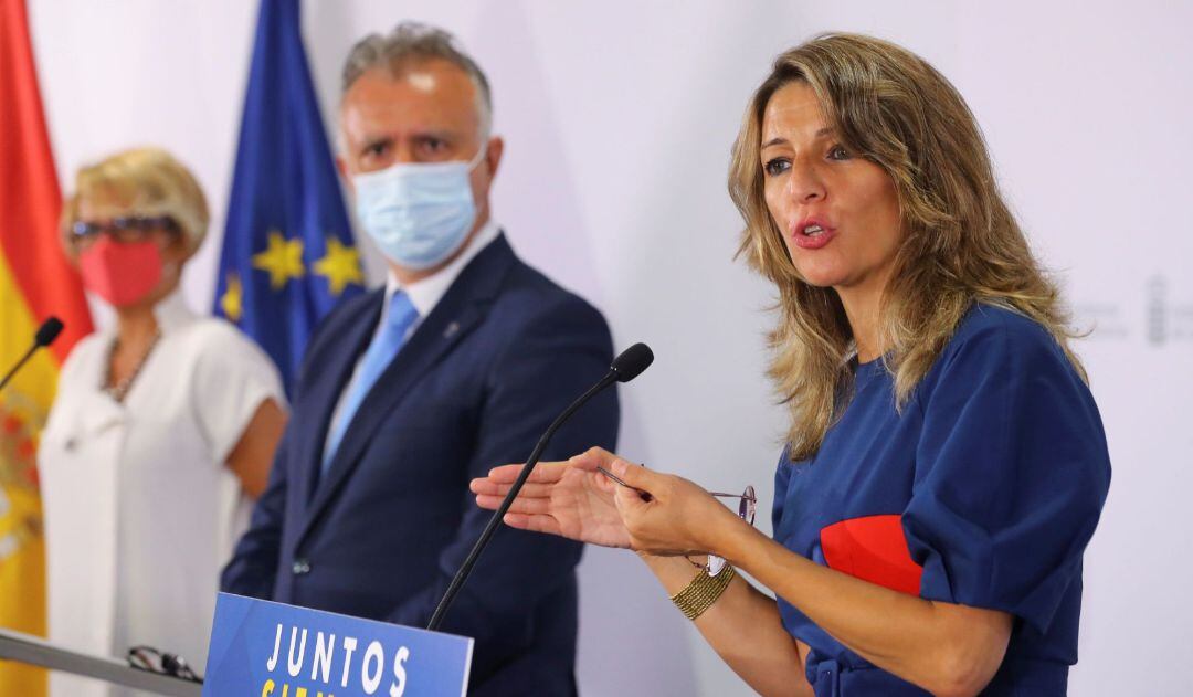 El presidente del Gobierno de Canarias, Ángel Víctor Torres, y la ministra de Trabajo, Yolanda Díaz, firmaron este miércoles en Las Palmas de Gran Canaria el convenio por el que se transfieren a la comunidad autónoma 42 millones de euros para desarrollar su Plan Integral de Empleo.