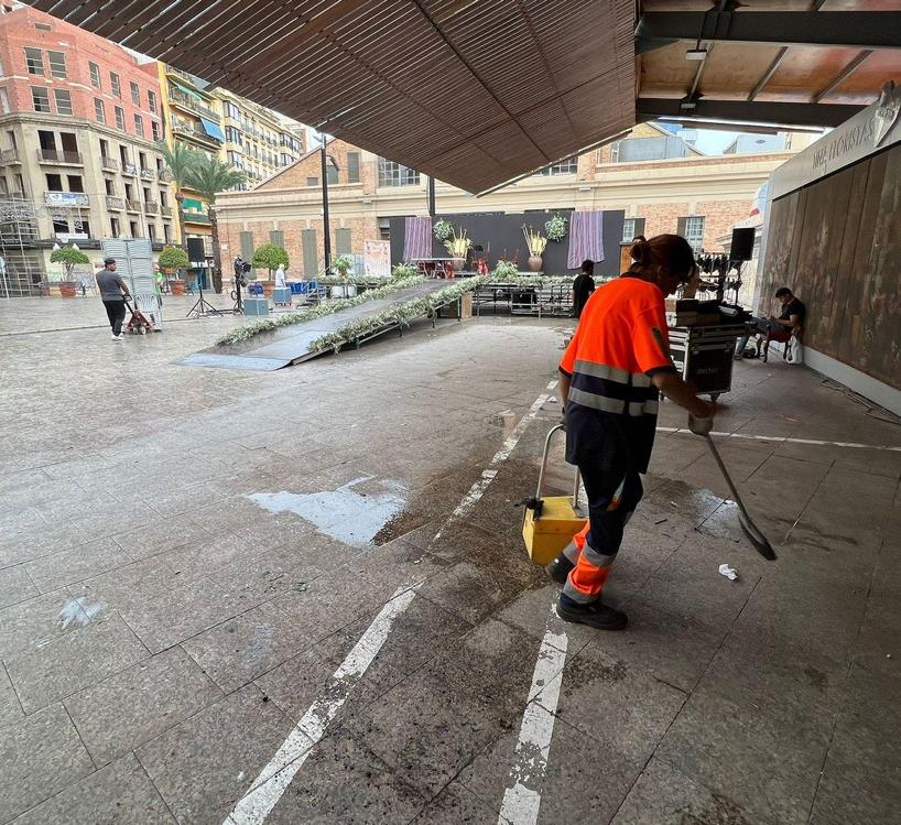 Trabajadora del servicio de recogida de residuos. Foto: @tuhacesalicante