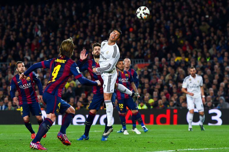 Cristiano remata a cabeza en el Camp Nou