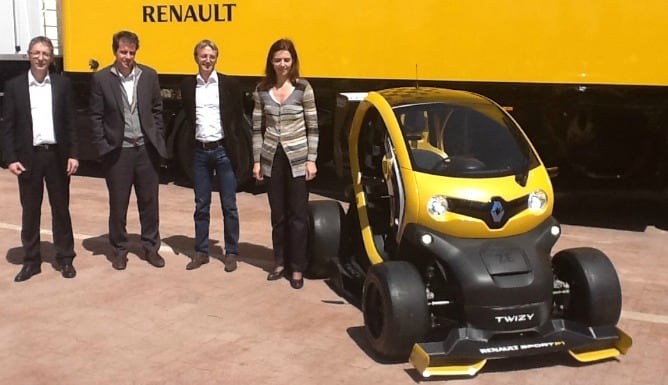 Responsables de la empresa automovilística posan junto al "concept car" que incorpora tecnología de la Fórmula 1