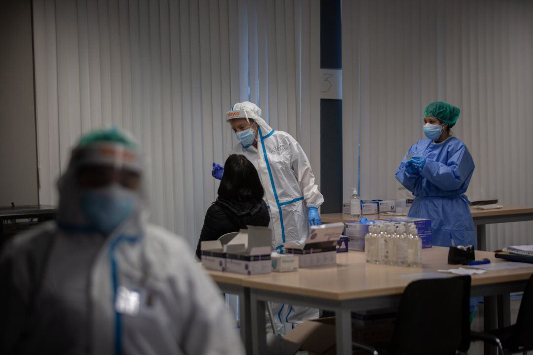 Una mujer recibe una prueba PCR.