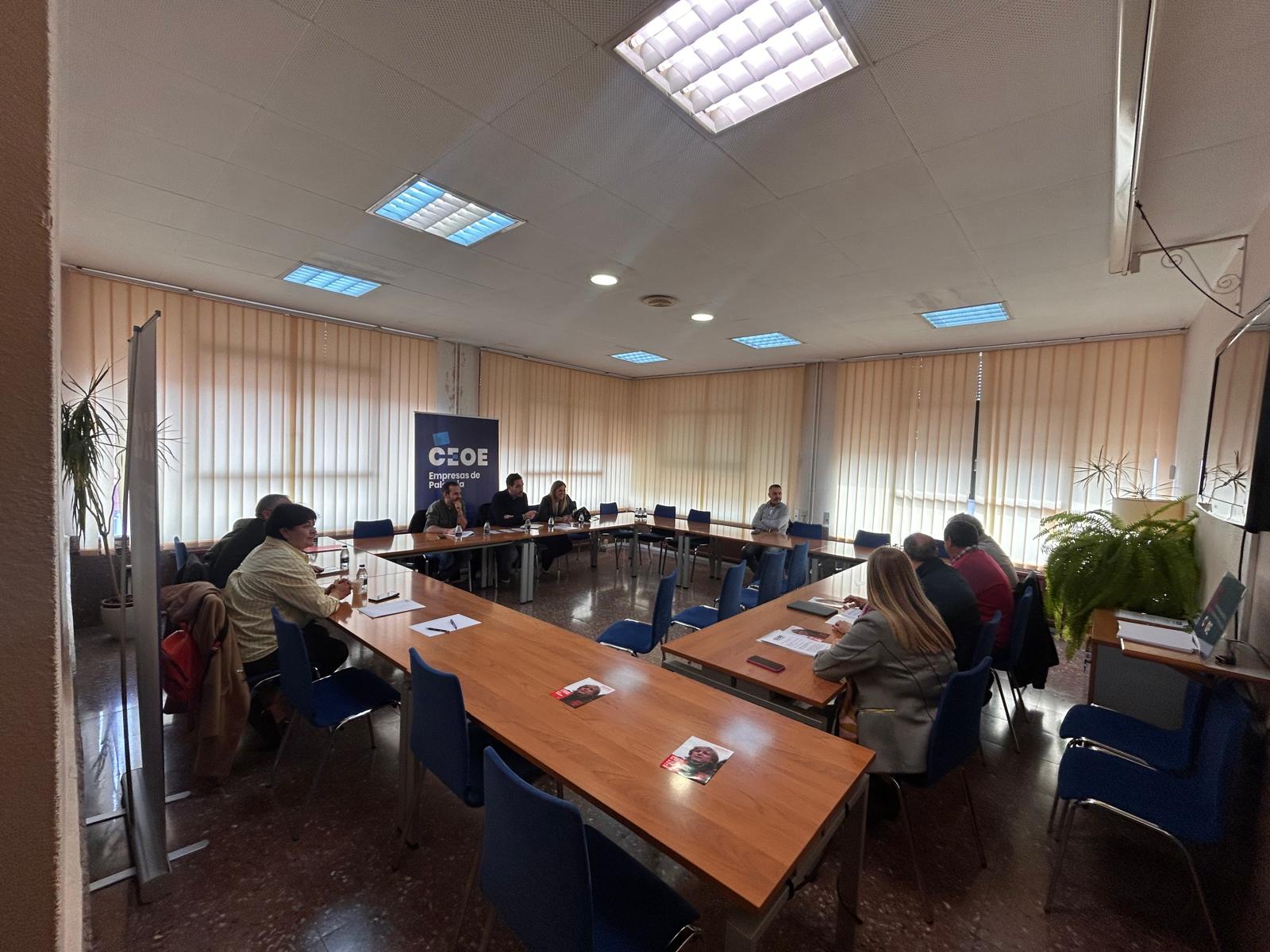 El PSOE plantea a la patronal mejores carreteras, FP especializada y medidas para impulsar la economía de Palencia