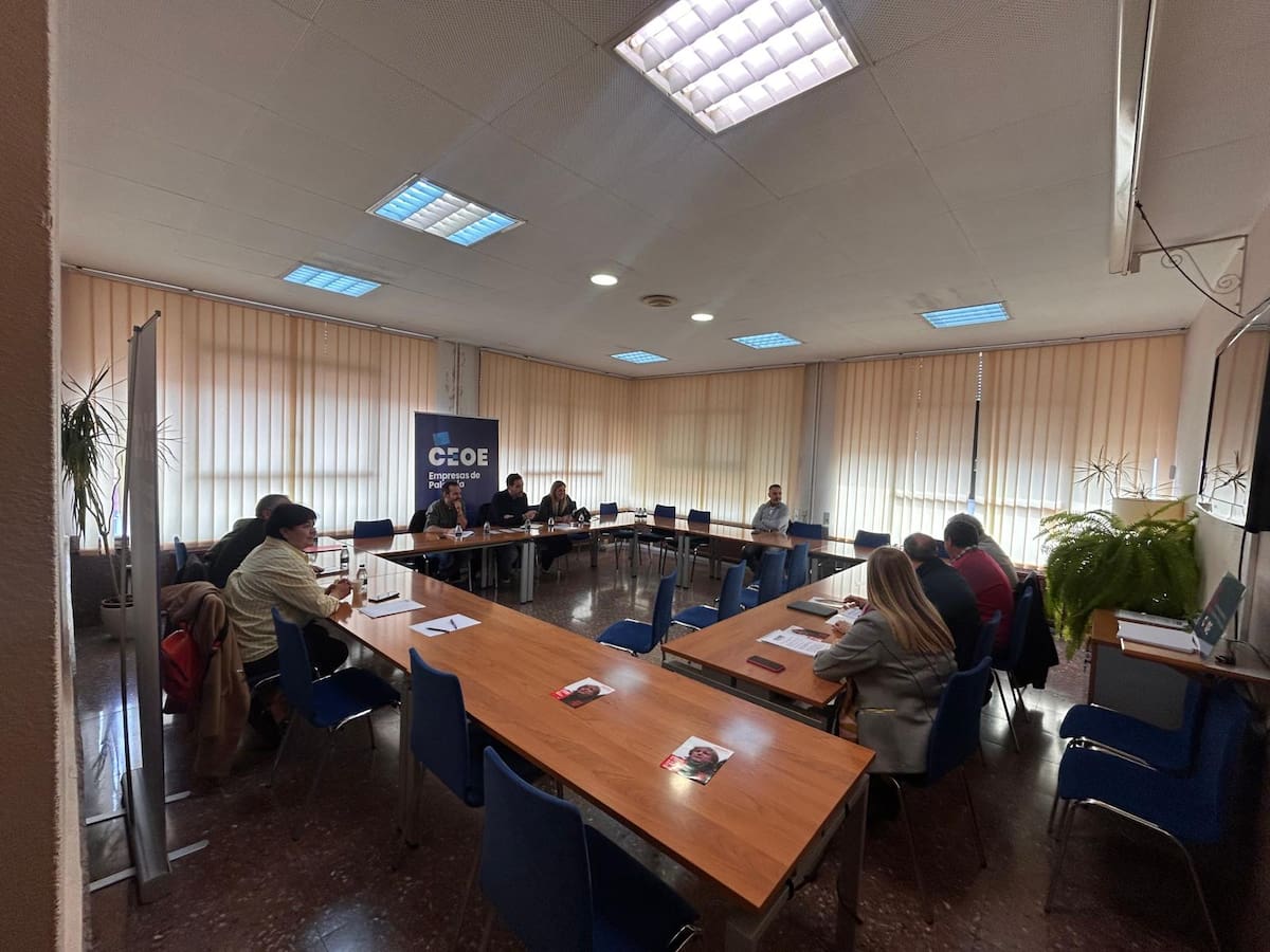 El PSOE plantea a la patronal mejores carreteras, FP especializada y medidas para impulsar la economía de Palencia