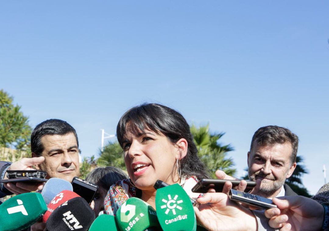 La candidata de Adelante Andalucía a presidir la Junta de Andalucía, Teresa Rodríguez, en declaraciones a los periodista en Huelva