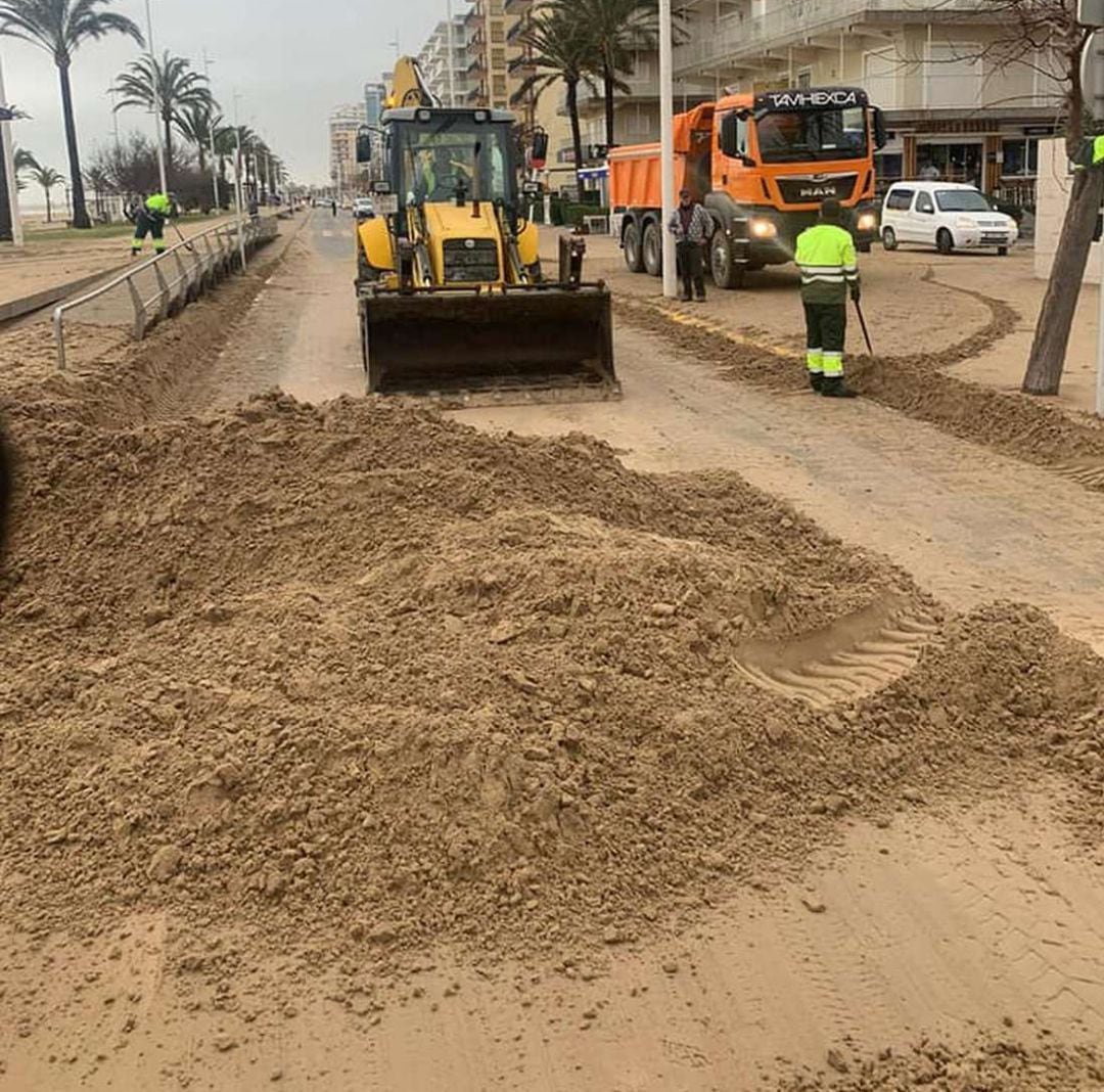 Trabajos de limpieza en la playa de Gandia