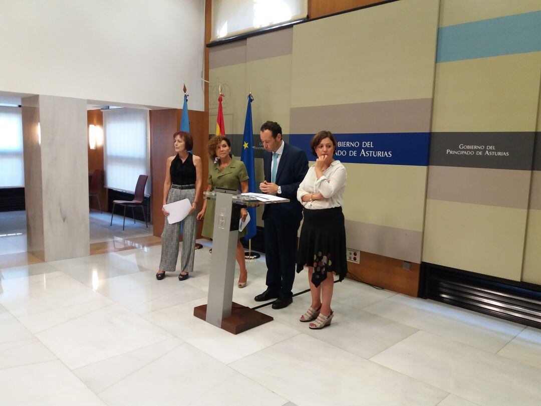 El consejero de la presidencia presenta el protocolo contra la violencia sexual. A su derecha las profesoras de la Universidad de Oviedo, Angeles Acedo y Yolanda Fontanil