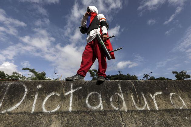 Un manifestante encapuchado participa en el paro general convocado por la oposición hoy, jueves 20 de julio de 2017, en Caraca