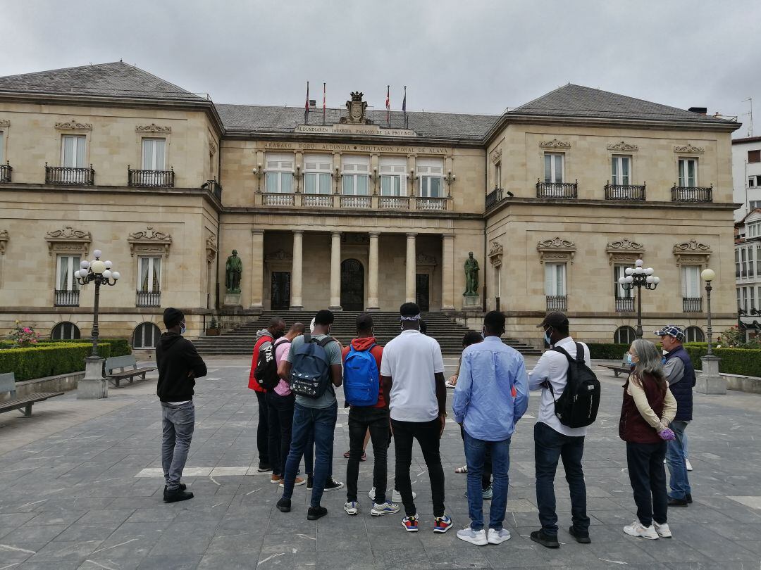 Algunos de los demandantes de protección internacional visitan la Diputación Foral de Álava junto a Cruz Roja