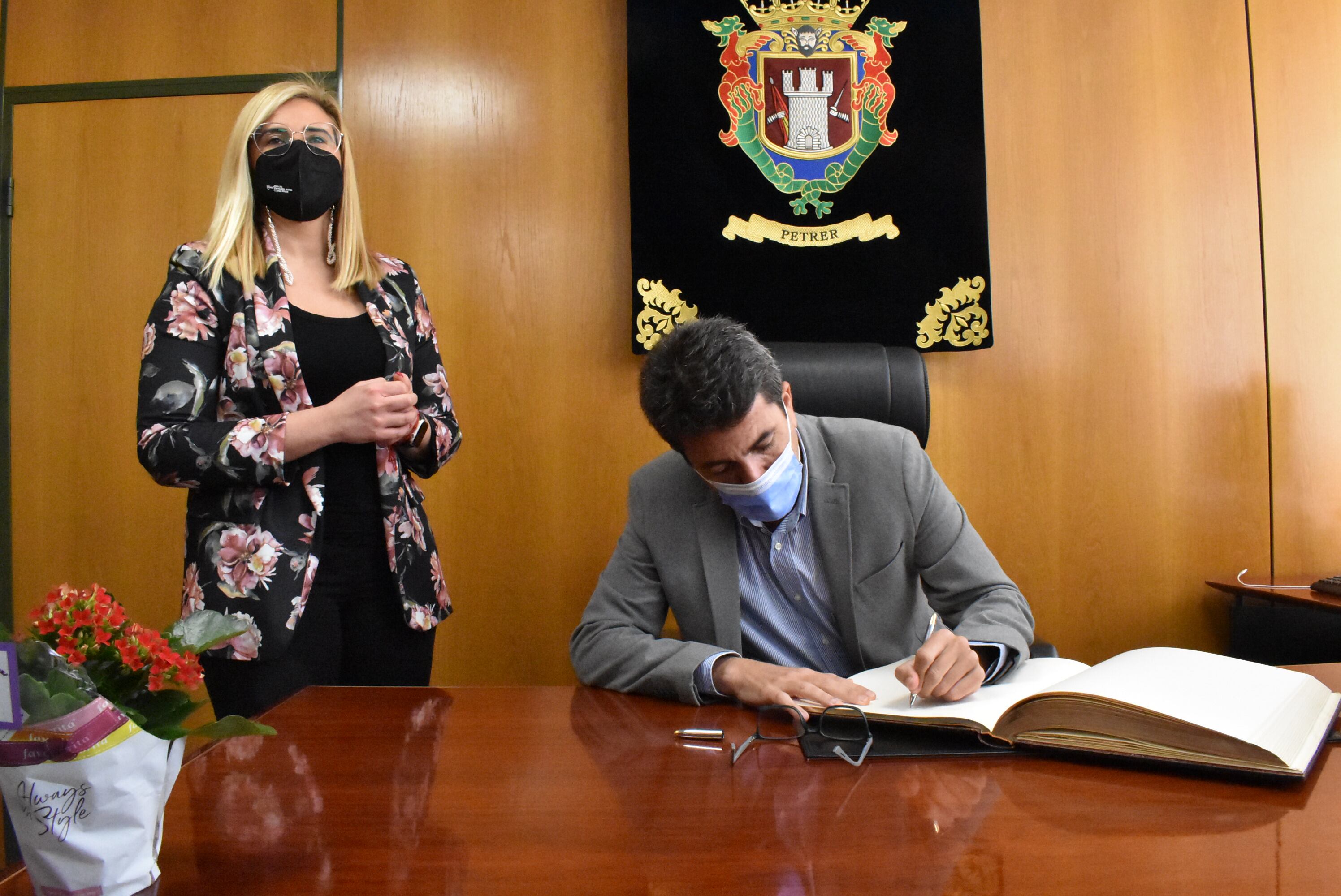 Mazón junto a Irene Navarro firmando en el Libro de Honor