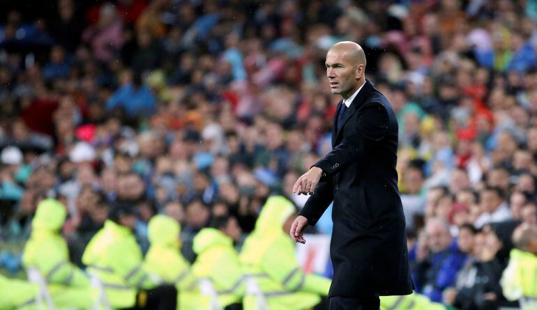 Zidane da instrucciones en el Bernabéu