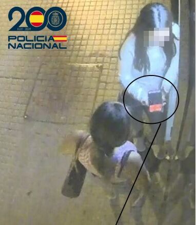 La investigación ha demostrado que la mujer cometió el hurto de joyas, dinero y tres tarjetas bancarias propiedad de las personas asistidas