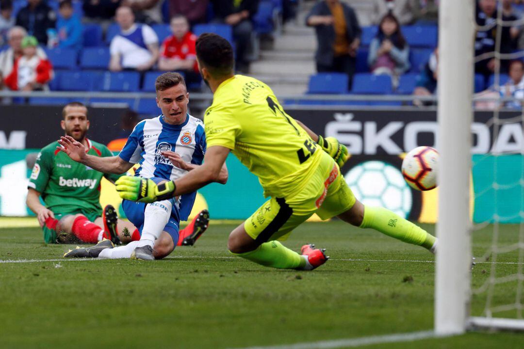 El centrocampista del Espanyol Adriá Pedrosa marca un gol ante el portero del Deportivo Alavés
