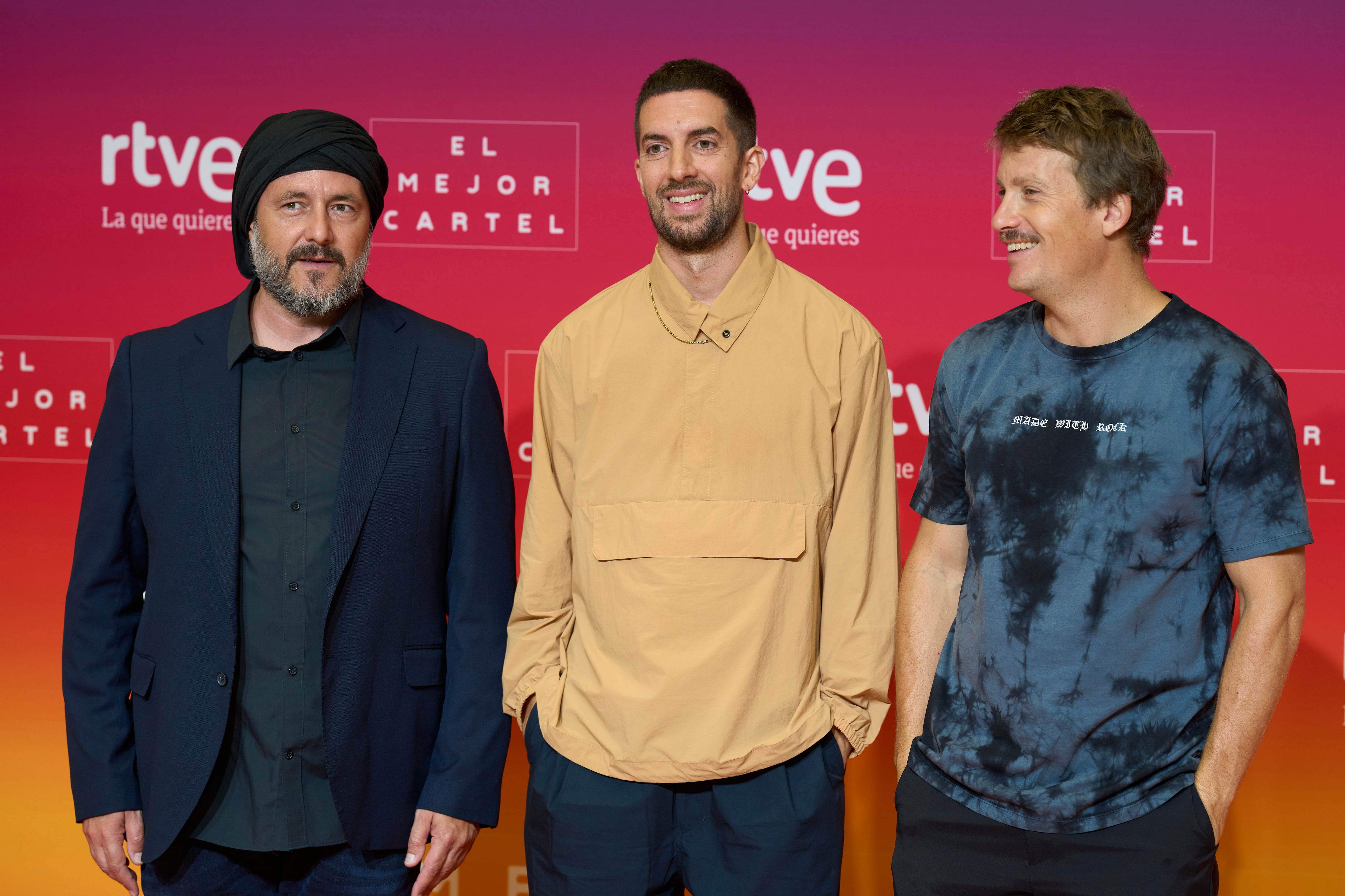 FOTODELDÍA VITORIA, 04/09/2024.- El presentador y cómico David Broncano ha participado este miércoles en Vitoria, junto a algunos de sus colaboradores como Ricardo Castella (i) y Grison (d), en la presentación del programa La Revuelta de Televisión Española en el Festival de Televisión de Vitoria-Gasteiz. EFE/ Adrián Ruiz Hierro
