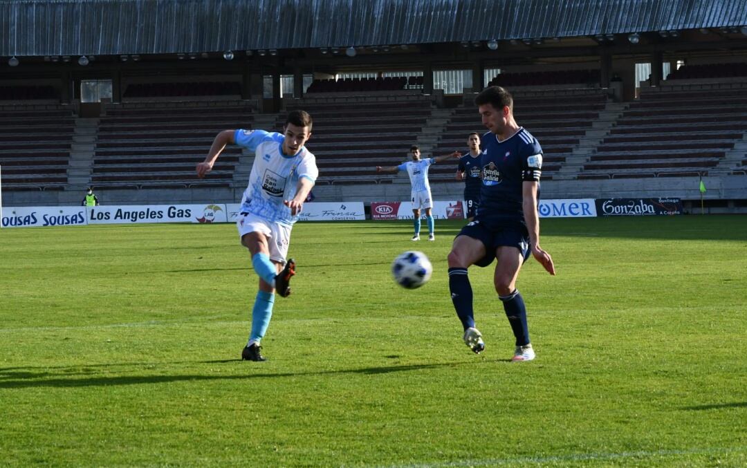 Con este disparo hizo Miki Villar el gol del Compostela al Celta B