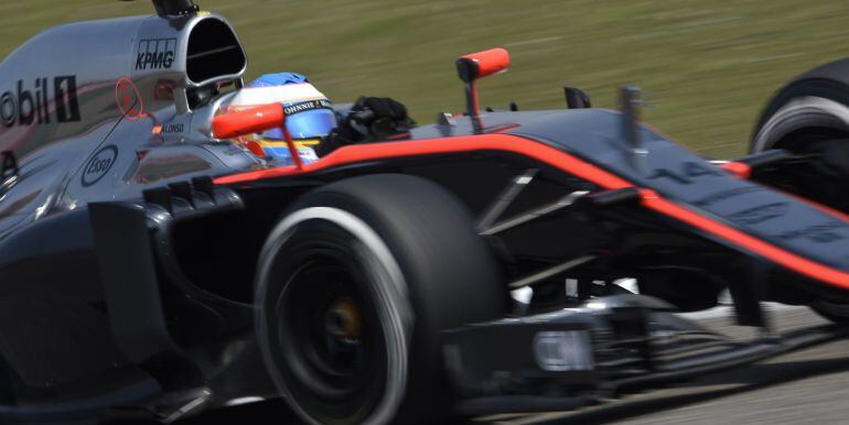 Fernando Alonso rueda con su McLaren en los entrenamientos libres del GP de China