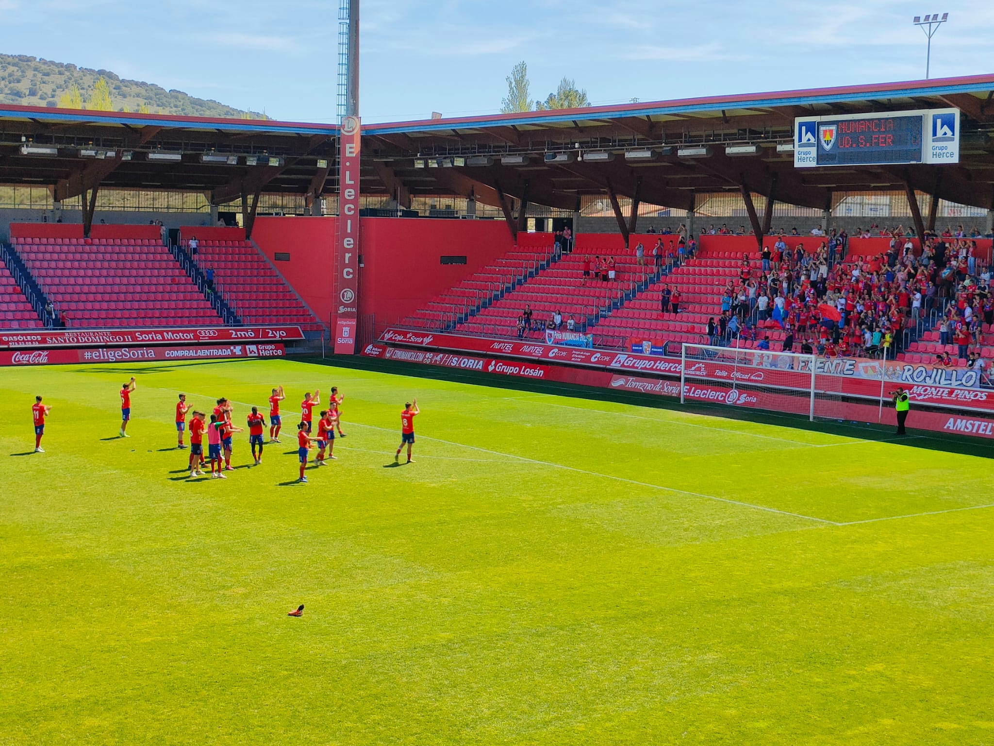 Los jugadores del Numancia aplauden a la afición tras la victoria ante el San Fernando.