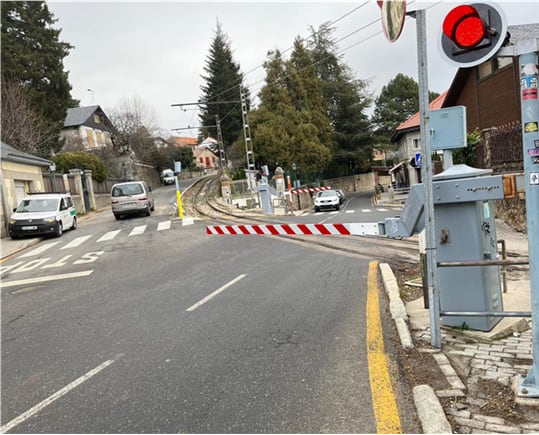 Paso a nivel de la línea de Cercanías Madrid de Cercedilla-Cotos