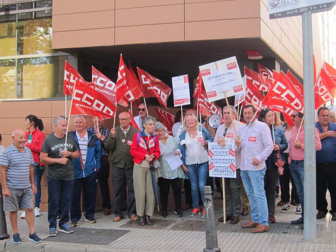 Encarna Chacón, secretaria general de CCOO Extremadura, en la concentración por unas pensiones dignas en Mérida