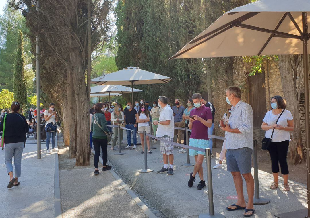 Turistas en las colas de las taquillas de la Alhambra a finales de septiembre