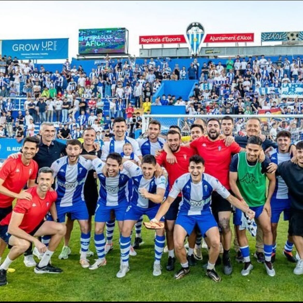 Juli, Julián Lerma y Gabri, (a la izquierda de la imagen) seguirán en el cuerpo técnico del Alcoyano