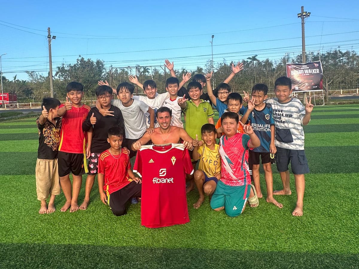 Sergio Banegas y los aficionados del Real Murcia en Vietnam