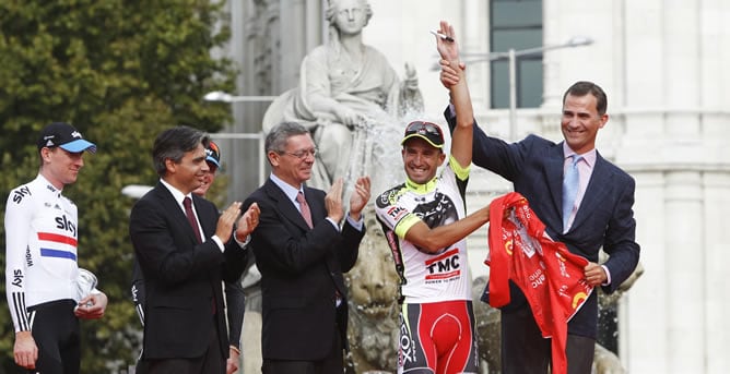 El ciclista cántabro Juanjo Cobo, del Geox-TMC, ha regalado el mallot rojo de campeón de la Vuelta a España al Principe de Asturias tras finalizar la vigésimoprimera etapa Circuito Jarama-Madrid, última de la Vuelta a España 2011, de la que se ha proclama