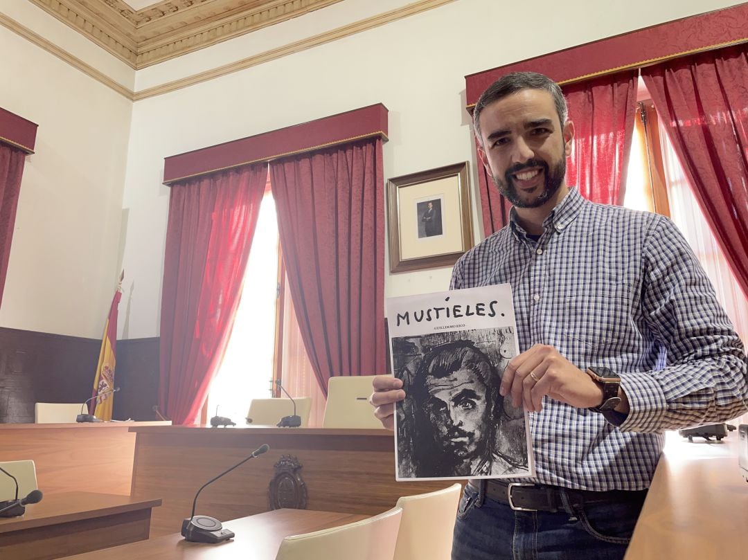 Guillermo Rico presentando la moción