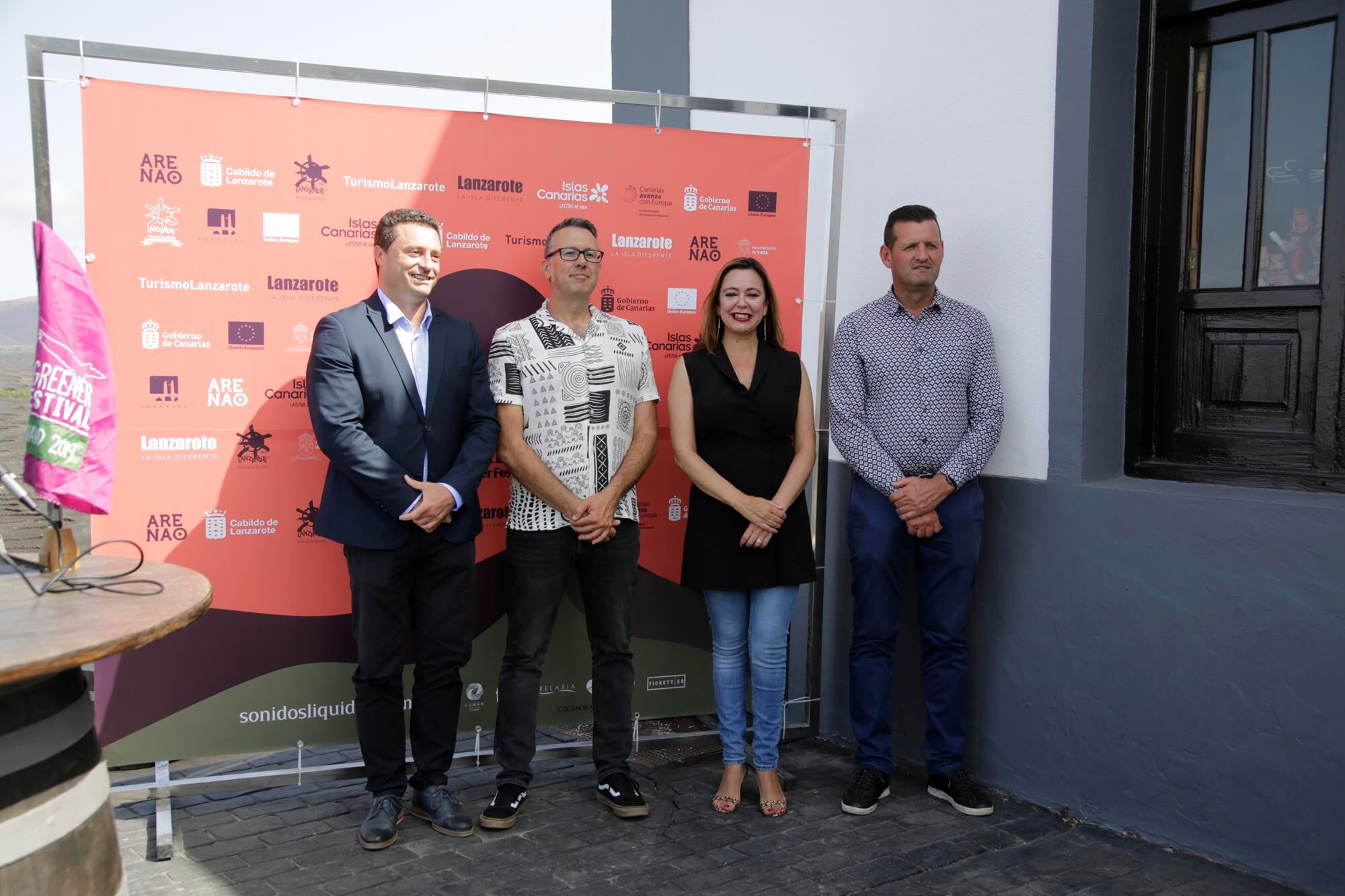 De izquierda a derecha: Óscar Noda (alcalde de Yaiza), Neftalí Acosta (director de Sonidos Líquidos), María Dolores Corujo (presidenta del Cabildo de Lanzarote) y Víctor Díaz (presidente del Consejo Regulador de la Denominación de Origen &quot;Vinos de Lanzarote&quot;).