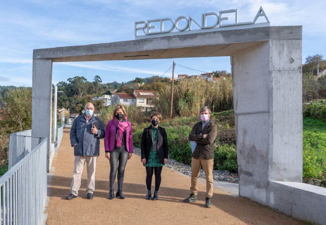 La alcaldesa de Redondela, Digna Rivas (segunda por la izquierda), en la senda verde de Chapela.