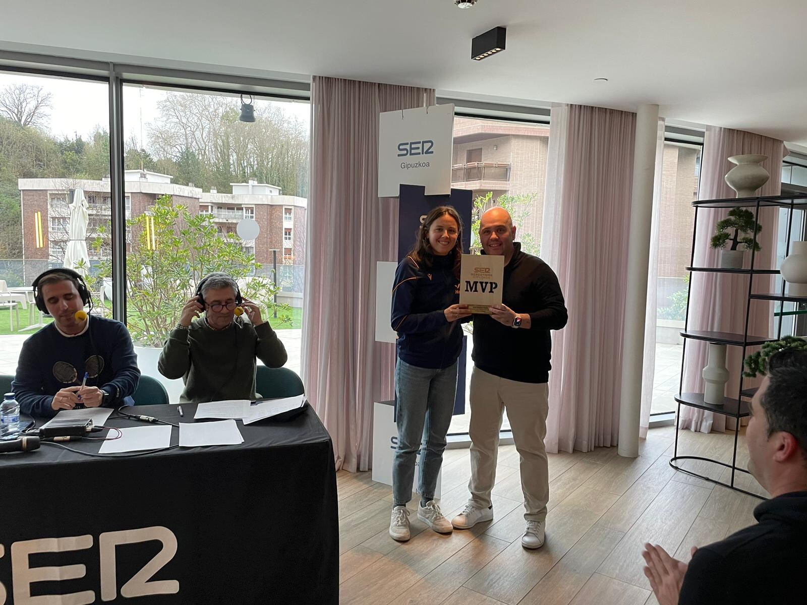 Amaiur recibe el premio de Radio San Sebastián de la mano de nuestro colaborador Luismi Gómez, presidente de la peña Z7 Taldea.