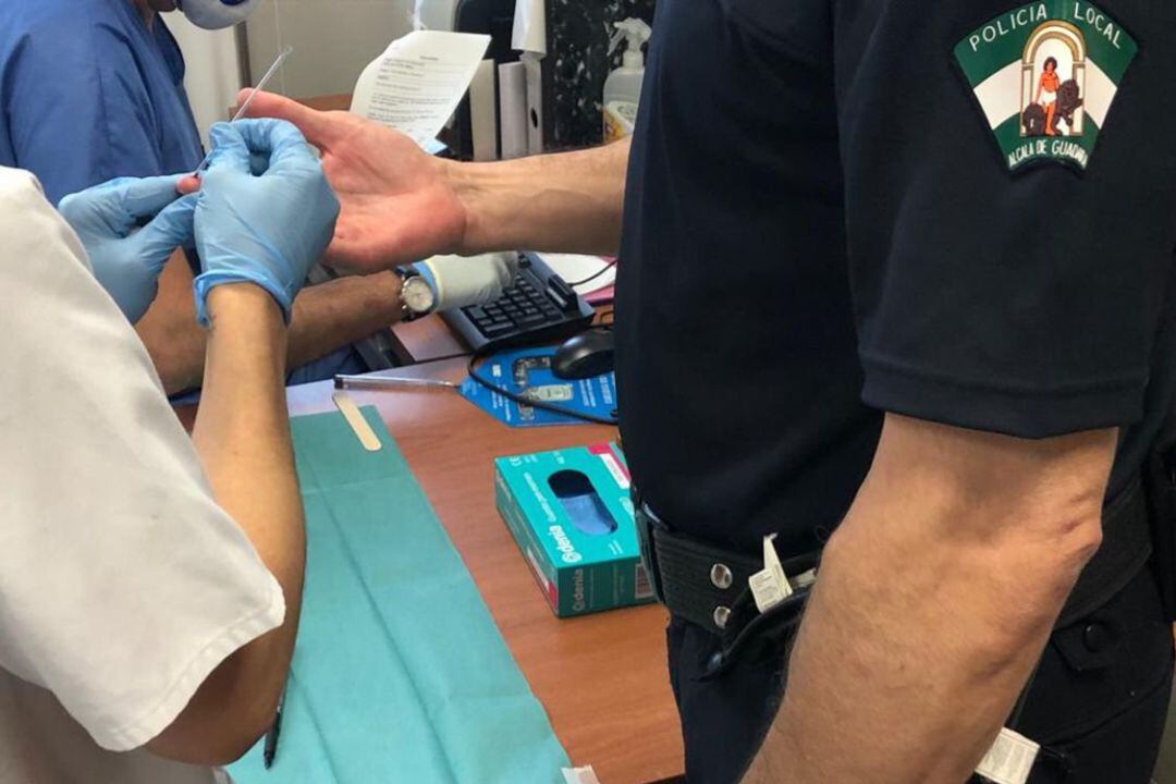 Un agente de la Policía Local de Alcalá de Guadaíra sometiéndose a un test de coronavirus 
 