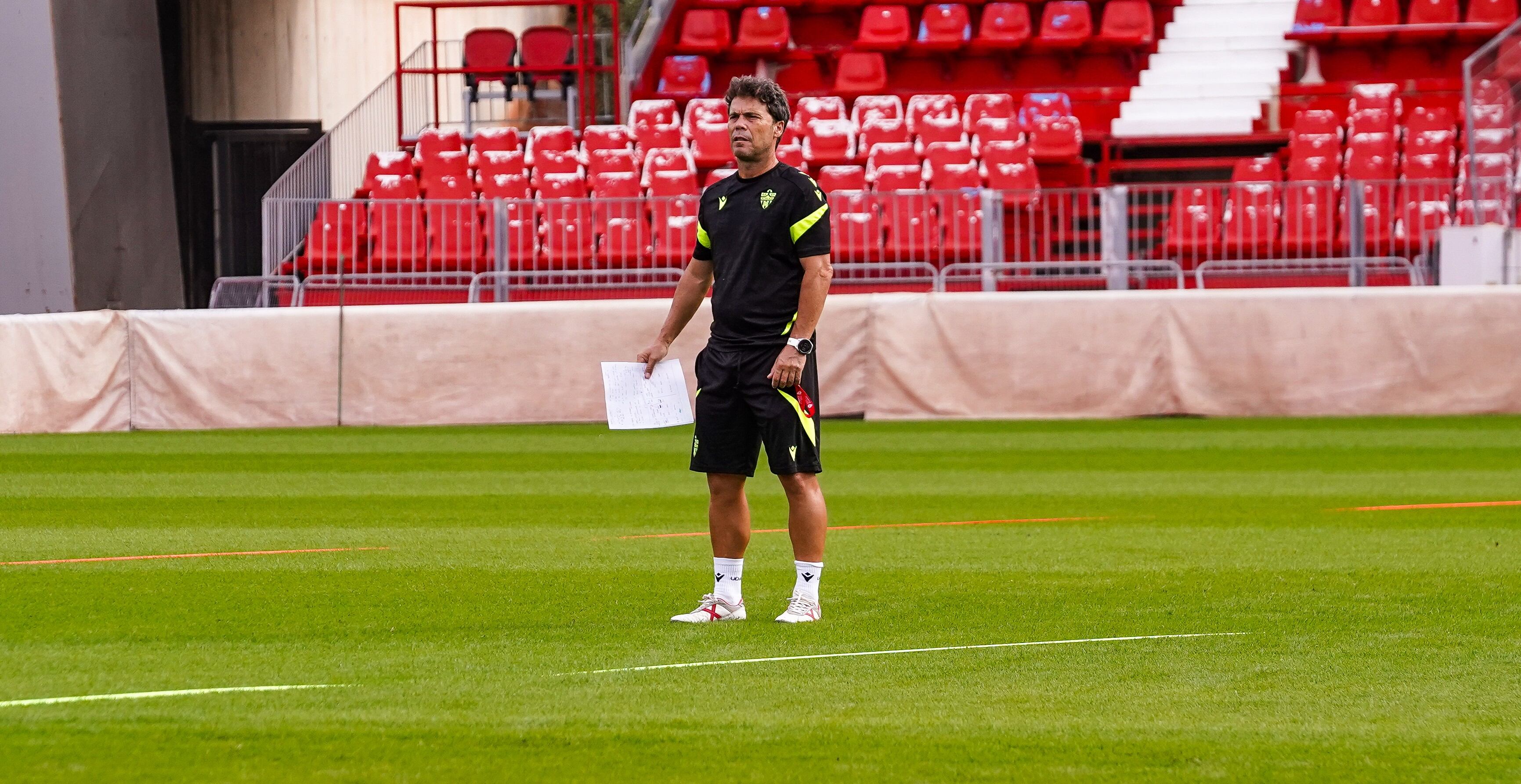 El entrenador del Almería, con los apuntes en la mano, en el entrenamiento del Estadio Mediterráneo.