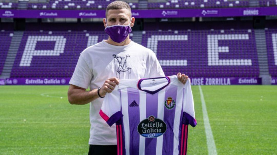 Shon Weissman con su nueva camiseta blanquivioleta