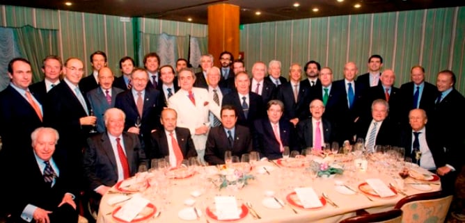 Imagen de una reunión de académicos en el restaurante Via Veneto de Barcelona.