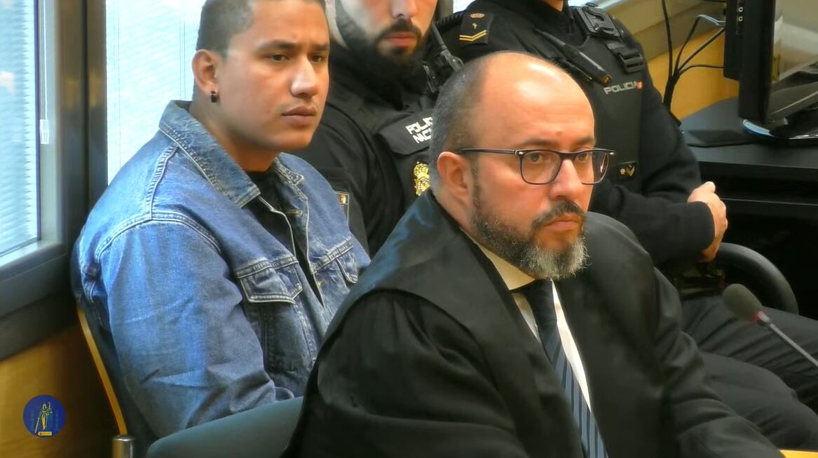 Carlos Andrés Bustamante escuchando el veredicto del jurado popular que le ha considerado culpable de la muerte de Nancy Paola Reyes