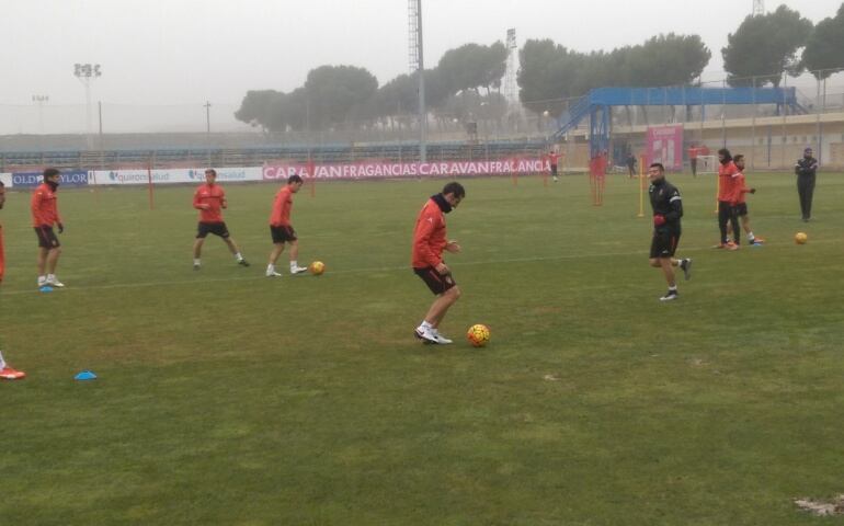 Un momento del entrenamiento de esta mañana bajo la niebla en la Ciudad Deportiva