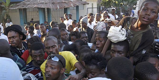 HAmbre, enfermedades, sin agua. Los haitianos esperan una mejor organización de la ayuda humanitaria, que llega a la isla, pero tarda en llegar a la gente