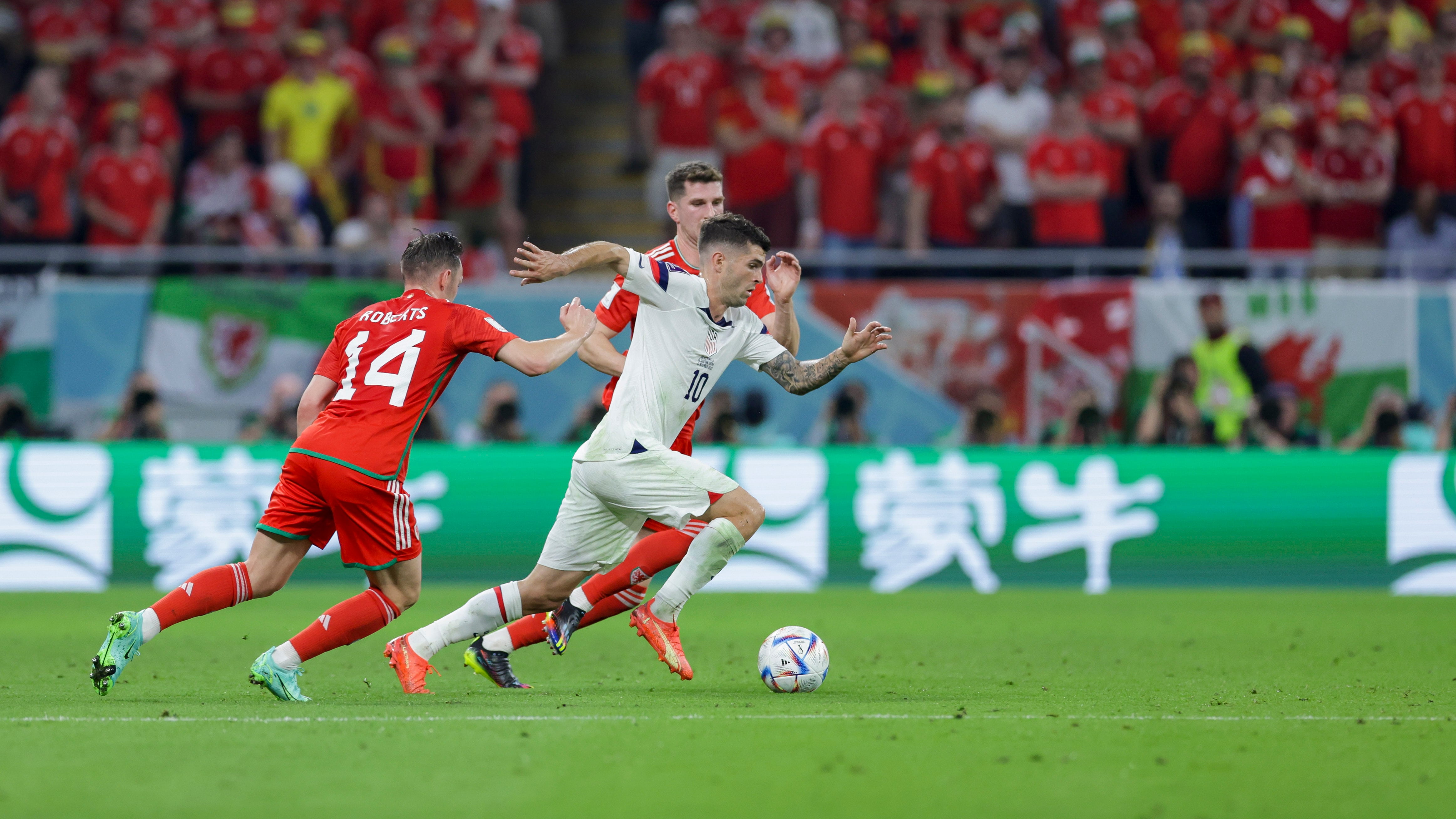 Christian Pulisic sorteando jugadores rivales durante el Estados Unidos-Gales.