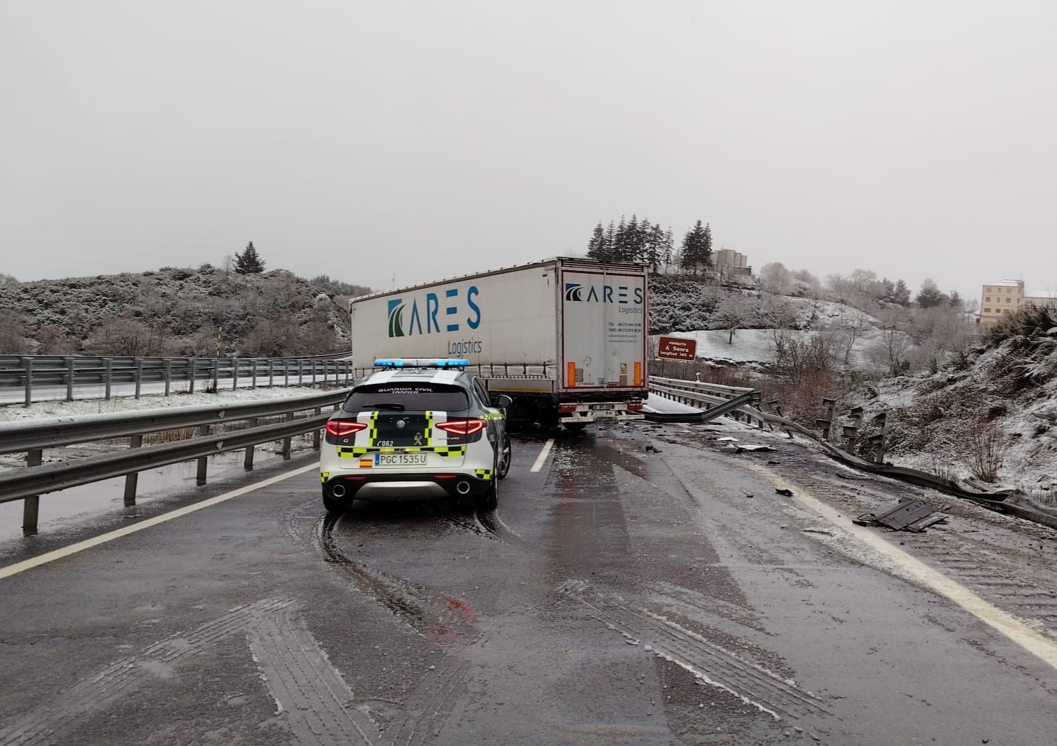 Un camión se ha quedado cruzado en la carretera por culpa del hielo
