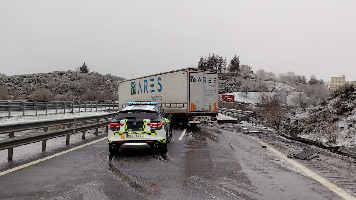 Bloqueada la A-52,sentido Vigo, a la altura de A Gudiña
