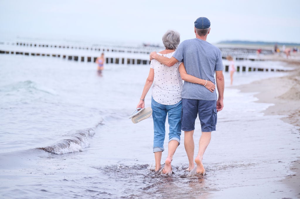 Una pareja disfruta de sus vacaciones en la playa.