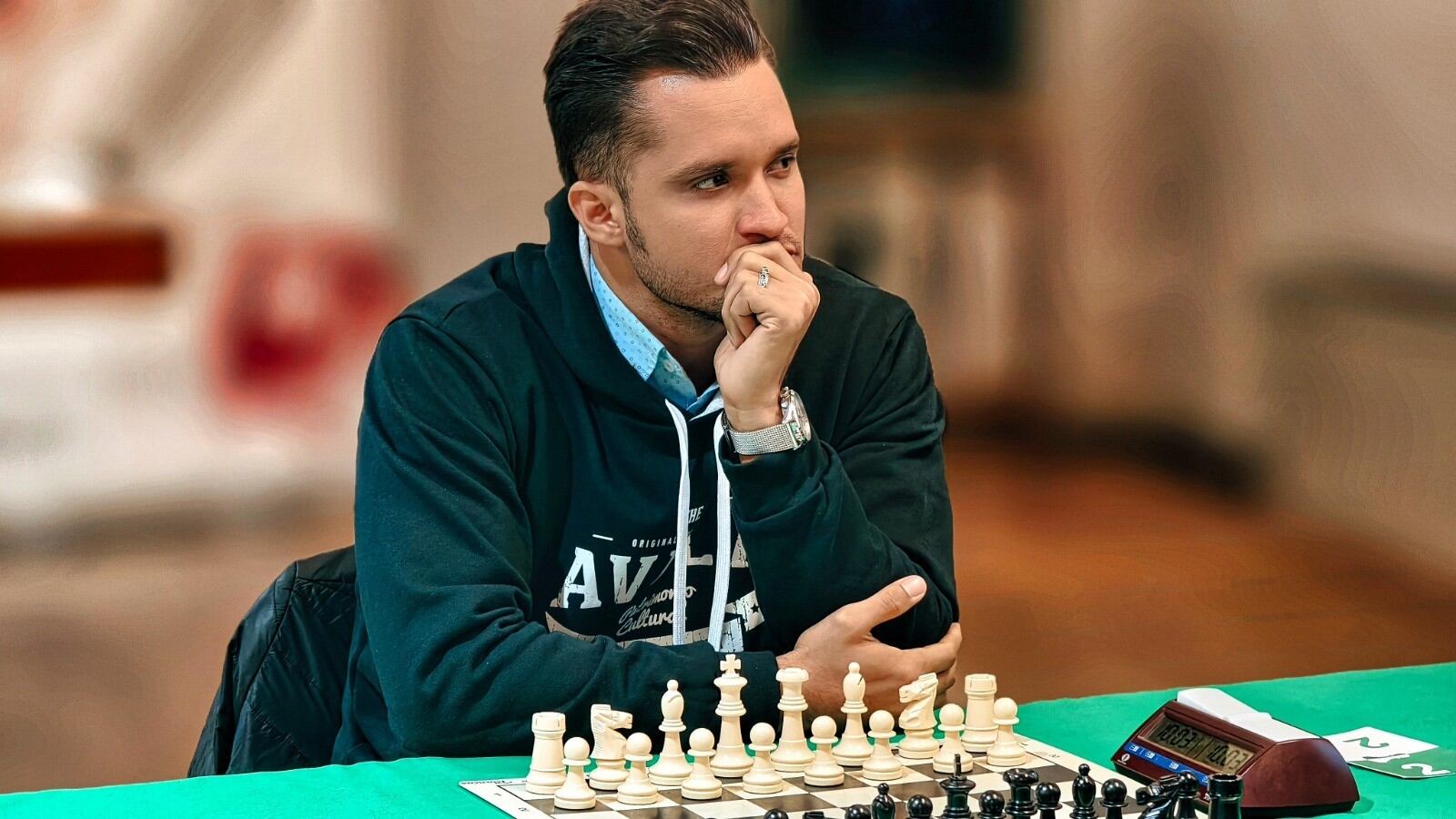 Lennis Martínez, pensativo, antes de iniciar una de las partidas