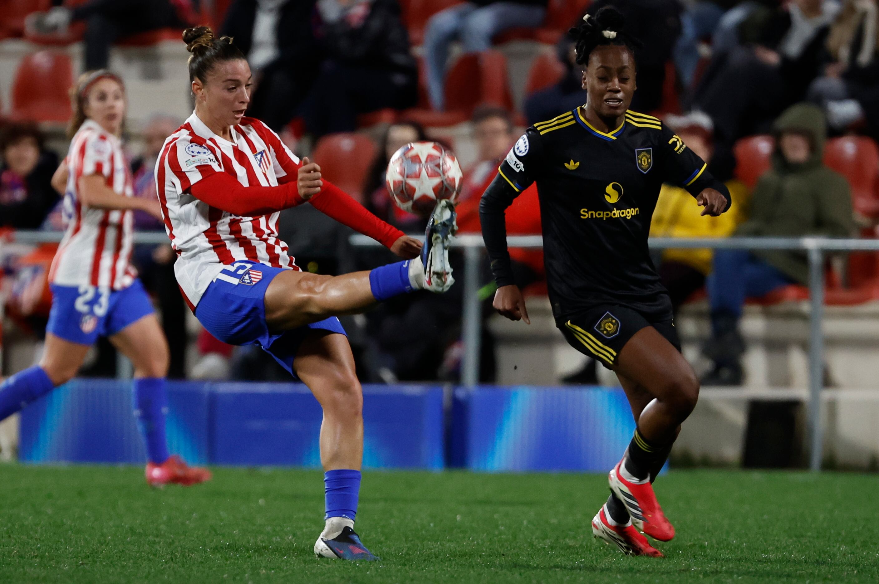 Silvia Lloris disputando el balón
