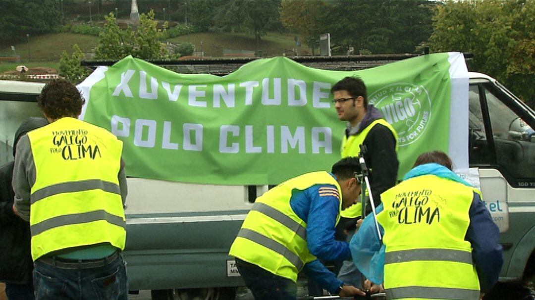 Jóvenes preparando la concentración polo clima en Praza do rei