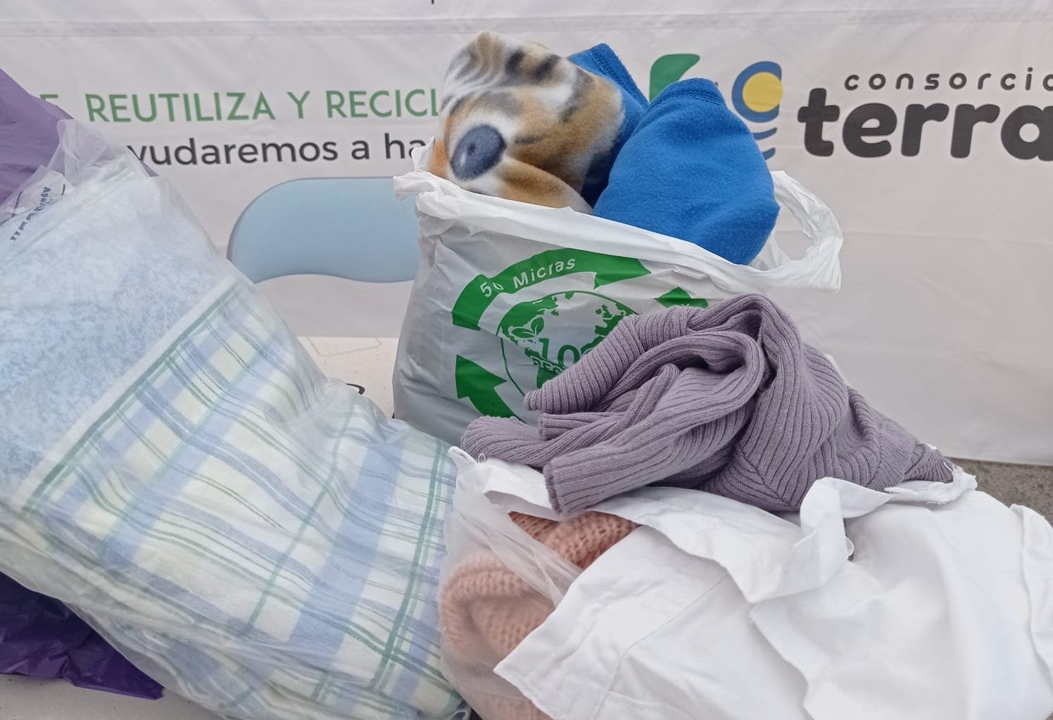 El Consorcio Terra activa una campaña para evitar que 8.000 toneladas de residuos textiles terminen en el contenedor de resto.