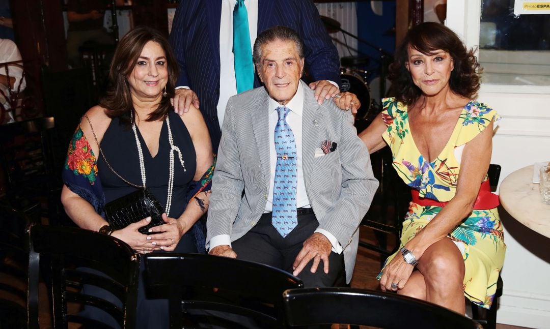 El torero Jaime Ostos con su mujer Maria Angeles Grajal a su izquierda