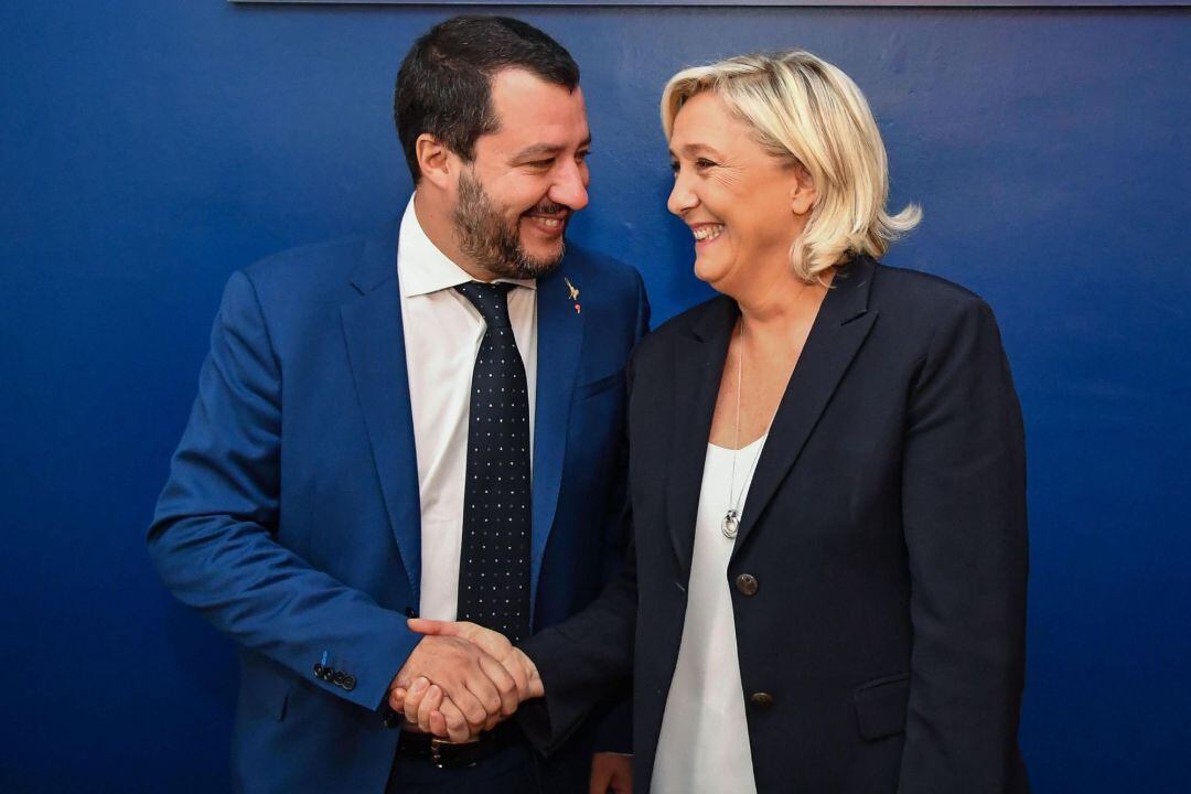 La ultraderechista francesa Marine Le Pen (d) se reúne con el ministro italiano del Interior, Matteo Salvini (i), en Roma (Italia) hoy, 8 de octubre de 2018